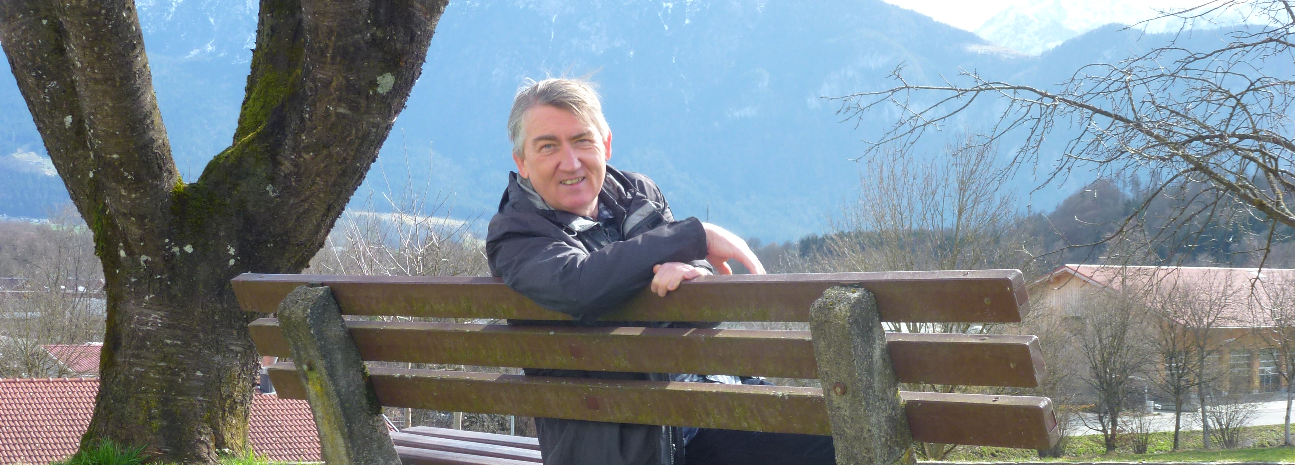 Eine Sitzbank vor Bergwelt Panorama
